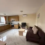 8 Mare - By Ta Leut Agency Apartman