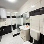 8 Mare - By Ta Leut Agency Apartman