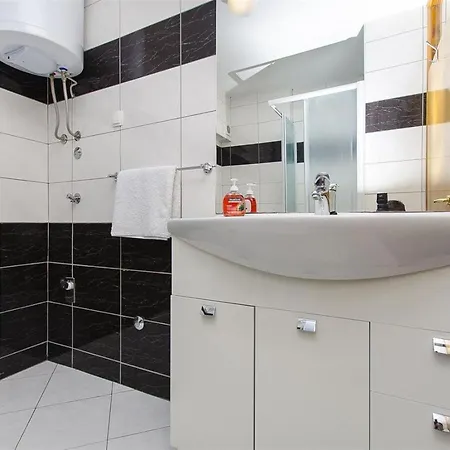 8 Mare - By Ta Leut Agency Apartman *